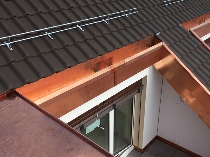 Kupferverkleidete Dachgaube mit Solarschiene