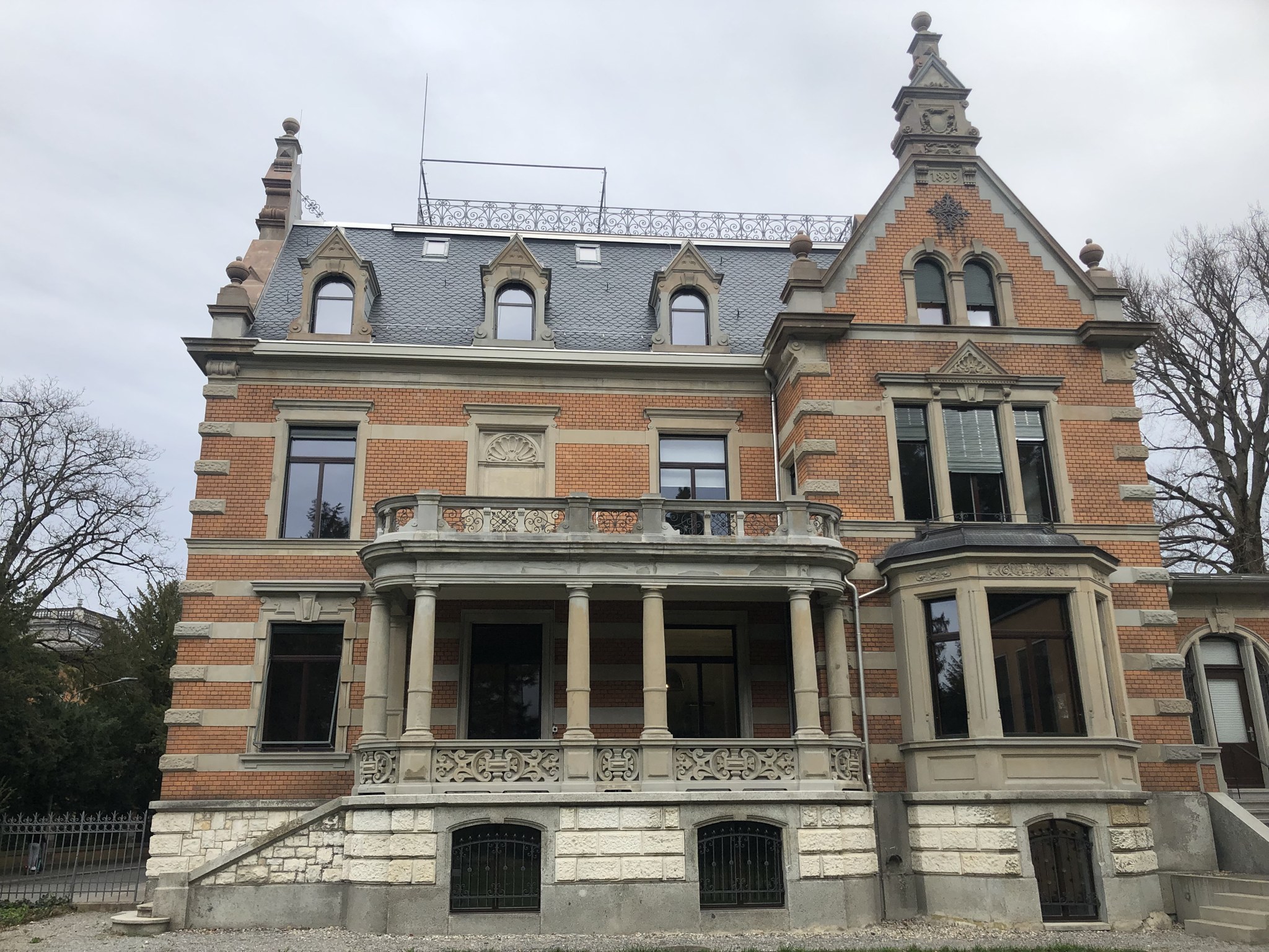 Backsteinvilla mit Dachrand an der Zollikerstrasse
